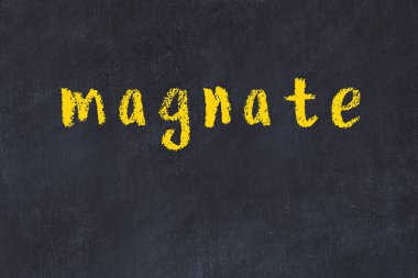 Üzerinde yazı kralı olan siyah karatahta