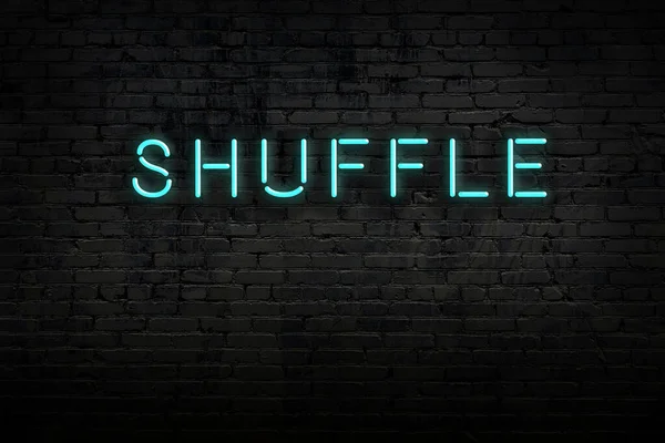 Neon işareti. Duvara karşı kelime oyunu. Gece görünümü