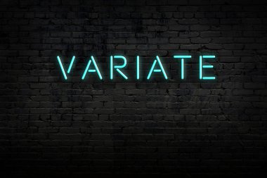 Tuğla duvardaki neon tabelanın gece görünümü ve yazı varyasyonu
