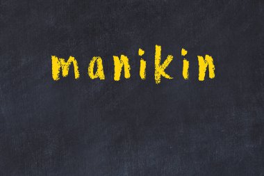 Üzerinde manikin yazılı siyah karatahta.