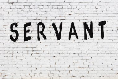 Üzerinde siyah boya olan beyaz duvar.