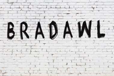 Beyaz tuğla duvara yazılmış bir yazı kavgası