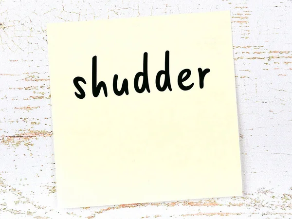 Folha de papel amarela com palavra shudder. Conceito de lembrete — Fotografia de Stock