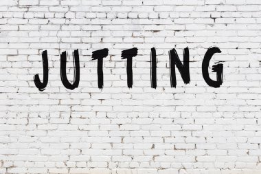 Üzerinde siyah boya olan beyaz bir duvar.