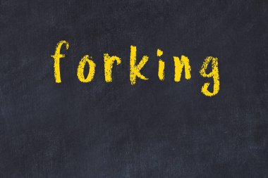 Üzerinde yazı olan siyah karatahta.