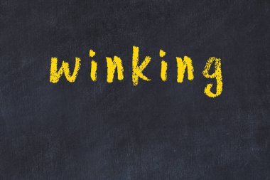 Üzerinde yazı olan siyah karatahta.