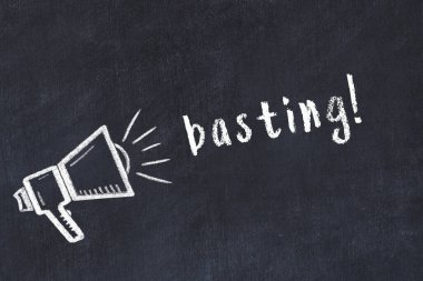 Tebeşir hoparlörü ve kara karatahtaya kazınmış yazı.