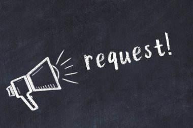 Kara karatahtaya tebeşir hoparlörü ve yazı isteği