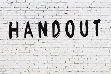 Üzerinde siyah boya yazan beyaz duvar.