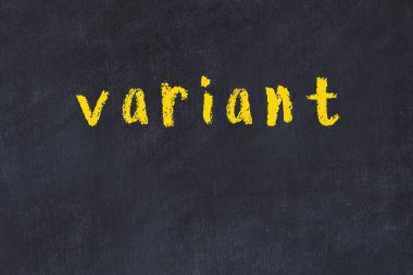 Üzerinde yazı varyantı olan siyah karatahta