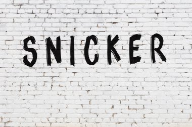 Beyaz tuğla duvara kazınmış gülücük.