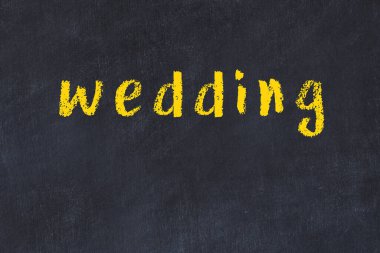 Düğün sözcüğünün yazılı olduğu tebeşir masası.