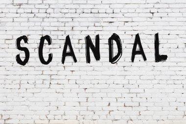 Beyaz tuğla duvara yazılmış bir yazı skandalı
