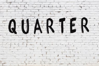 Beyaz tuğla duvara yazıt çeyreği