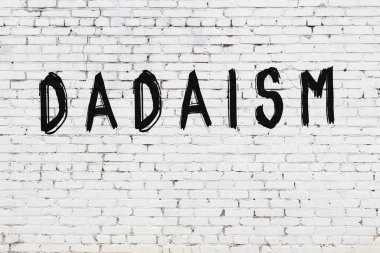 Üzerinde siyah boya yazıtları olan beyaz duvar.