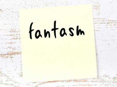 Tahta duvarda el yazısıyla yazılmış bir fantezi var.