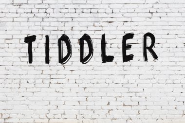 Beyaz tuğla duvara yazı yazıcı.