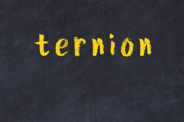 Üzerinde yazıt ternionu olan siyah karatahta