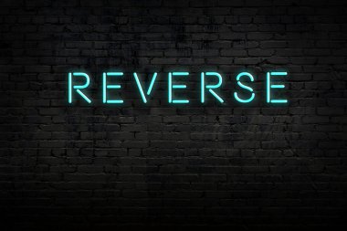 Neon işareti. Tuğla duvara karşı kelime ters. Gece görünümü