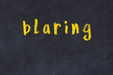 Üzerinde bariz yazı olan siyah karatahta