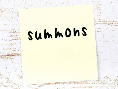 Tahta duvardaki sarı yapışkan notta elle yazılmış çağrılar var.