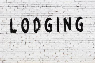 Üzerinde siyah boya bulunan beyaz duvar.