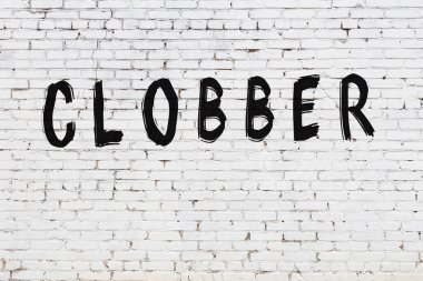 Beyaz tuğla duvara kazınmış bir yazı.