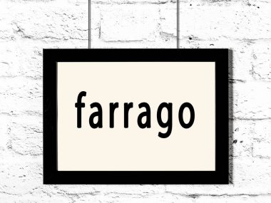 Beyaz tuğladan duvarda asılı siyah çerçeve ve yazıt farrago.