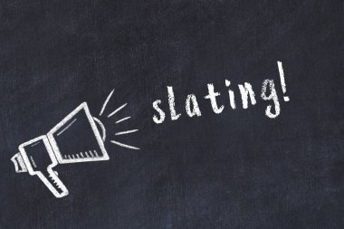 Tebeşir hoparlörü ve siyah karatahtaya yazılan yazı