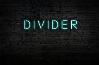 Neon işareti. Kelime ayırıcısına karşı tuğla duvar. Gece görünümü