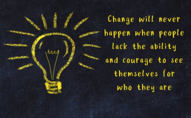 Ampul çizimi ve akıllı alıntıyla siyah karatahta