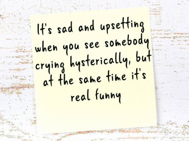 Ahşap duvardaki sarı yapışkan notta bilgece bir alıntı var.