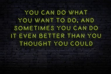 Tuğla duvardaki neon ışığın gece görüşü. Bilge Qoutation. 