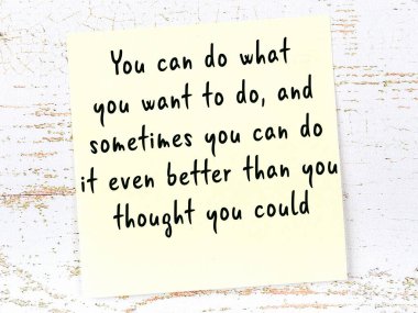 El yazısı motivasyon alıntısı olan sarı yapışkan not