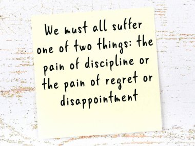 Ahşap duvardaki yapışkan notta bilgece bir alıntı 