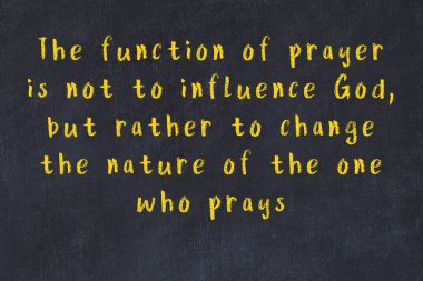 Siyah masadaki akıllı alıntıların tebeşiri.