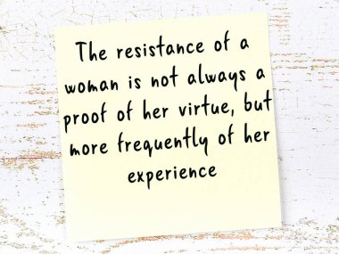 Ahşap duvardaki sarı yapışkan notta bilgece bir alıntı var.