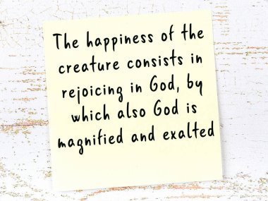 Ahşap duvardaki yapışkan notta bilgece bir alıntı 