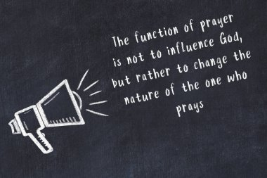 Siyah masaya hoparlör ve motivasyonel alıntının tebeşir çizimi