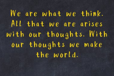 Üzerinde bilge yazılar olan siyah karatahta.