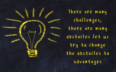 Bir ampulün tebeşir çizimi ve bilgece alıntıların yazımı