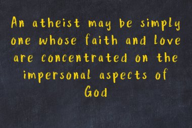 Üzerinde bilge yazılar olan siyah karatahta.