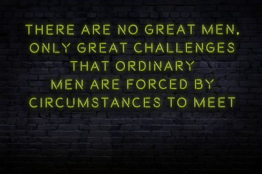 Tuğla duvardaki neon ışığın gece görüşü. Bilge Qoutation. 