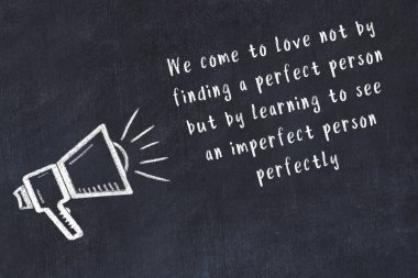 Siyah masaya hoparlör ve motivasyonel alıntının tebeşir çizimi