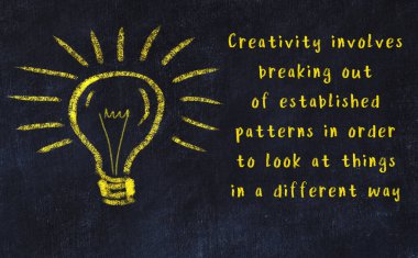 Ampul çizimi ve akıllı alıntıyla siyah karatahta