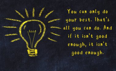 Bir ampulün tebeşir çizimi ve bilgece alıntıların yazımı