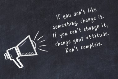 Siyah masaya hoparlör ve motivasyonel alıntının tebeşir çizimi