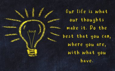 Ampul çizimi ve akıllı alıntıyla siyah karatahta