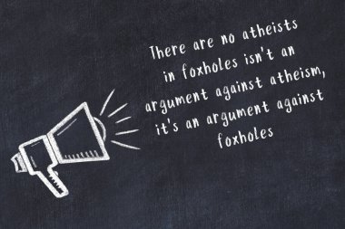 Siyah masaya hoparlör ve motivasyonel alıntının tebeşir çizimi