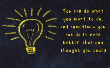 Bir ampulün tebeşir çizimi ve bilgece alıntıların yazımı